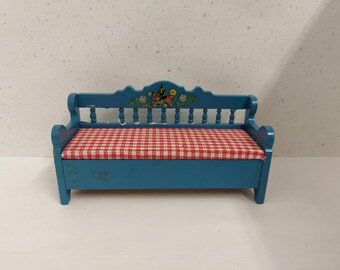 Panchina Lundby, danneggiata.