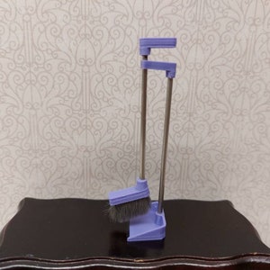 Supercute Dollhouse stand-up Broom/dustbin, scale 1:16. Purple.