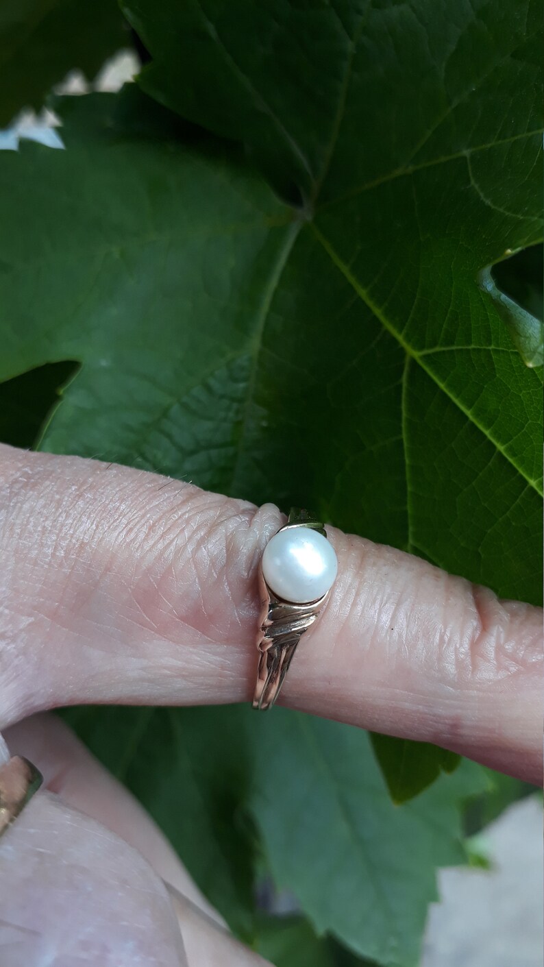 Stunning 9ct Gold Natural Pearl Engagement Ring. image 4