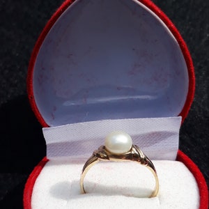 Stunning 9ct Gold Natural Pearl Engagement Ring. image 3