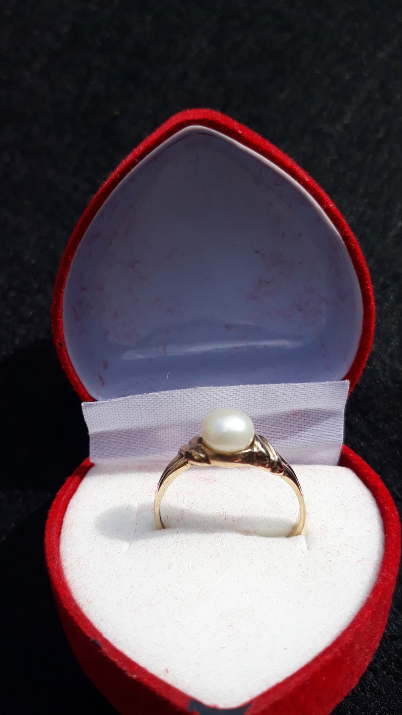 Stunning 9ct Gold Natural Pearl Engagement Ring. image 3