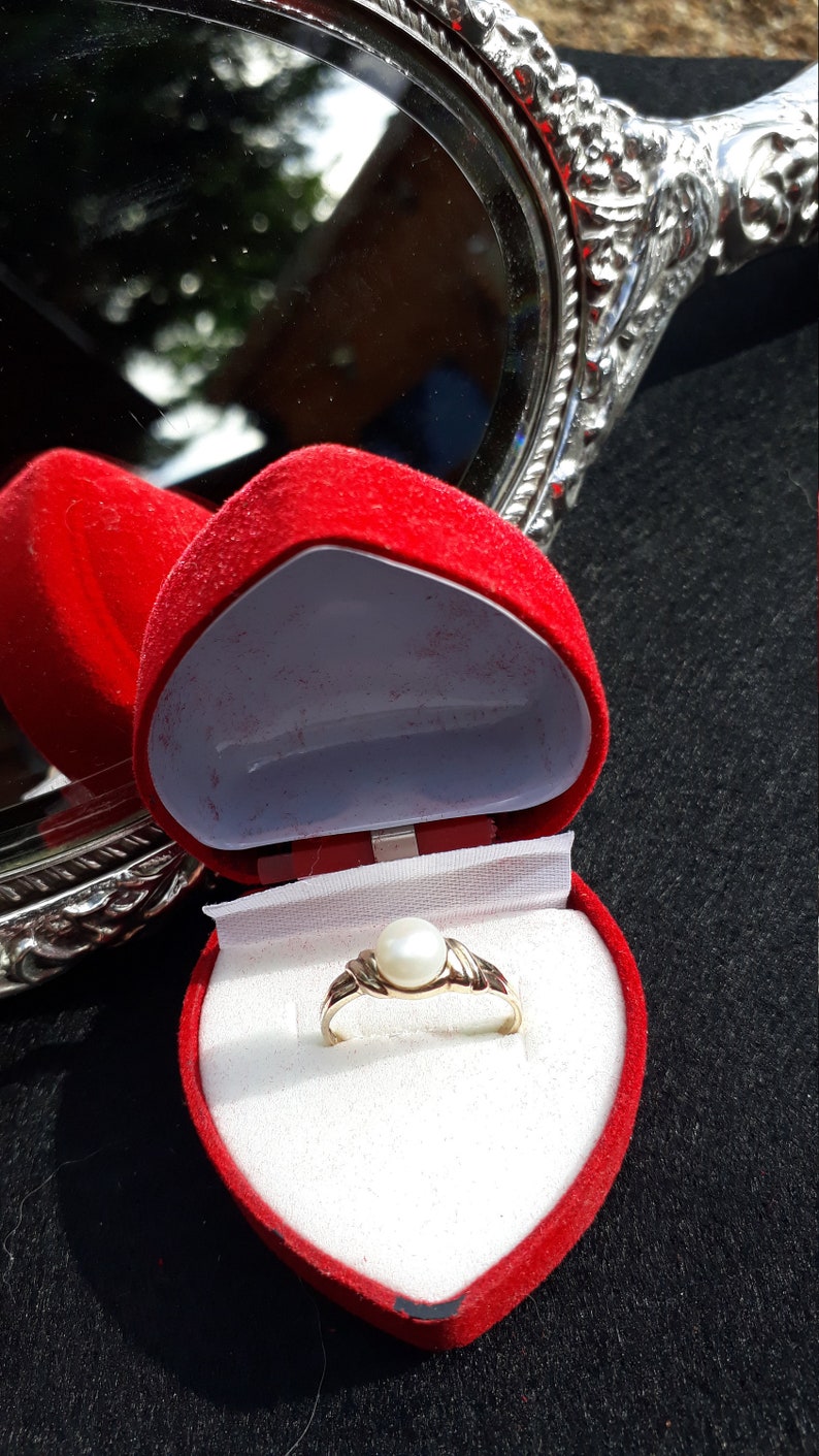 Stunning 9ct Gold Natural Pearl Engagement Ring. image 1