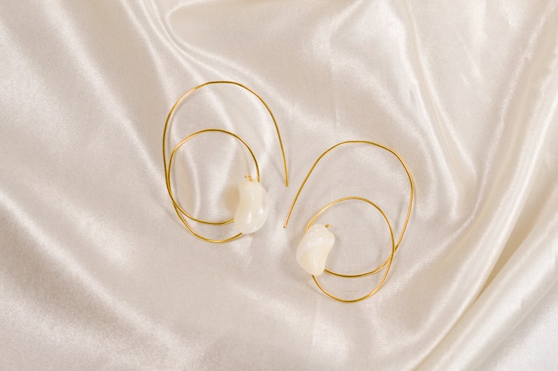 The Aurora pearl earrings, minimalist earrings, lightweight earrings, wire earrings, statement earrings, drop earrings image 3