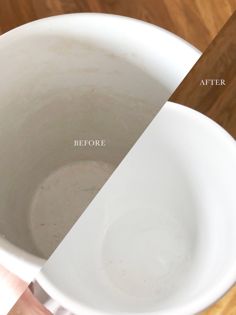 K&ouml;nnte beinhalten: Vorher-Nachher-Bild, das eine wei&szlig;e Keramiktasse mit einem braunen Fleck im Inneren zeigt. Die Tasse ist nach dem Reinigen sauber und wei&szlig;.