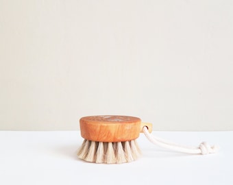 Wooden bath brush Puck | Detoxifying | Bath brush | Body brush | Shower | Oil treated oak birch | Eco | Natural living |  Reducing cellulite