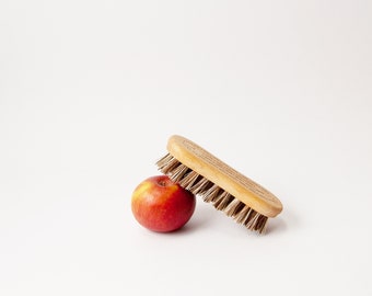 Vegetable brush | Fruit brush | Scrubbing potatoes | Root vegetables | Brush | Food Brush | Biodegradable | Eco-Friendly | Kitchen brush