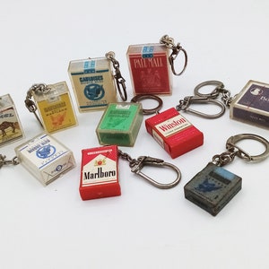 Portachiavi vintage con scatola di sigarette Tabacco degli anni '60, vintage tobacciana, portachiavi Marlboro, portachiavi Camel, portachiavi vintage, Gauloises