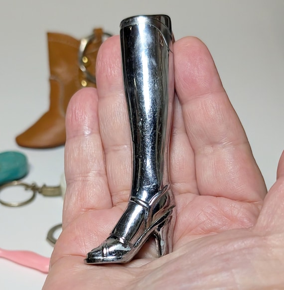 Portachiavi o accendino a forma di scarpa vintage: novità da collezione - Italia