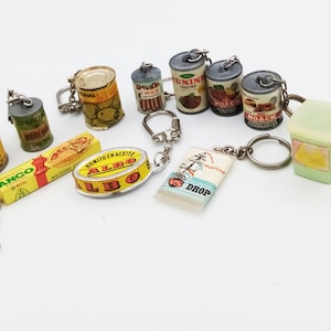 1960er Jahre Essen Dosen Sammlung Schlüsselanhänger, Vintage Sammlung, Sammlung Schlüsselring, Vintage Sammlerstücke, Vintage Miniatur