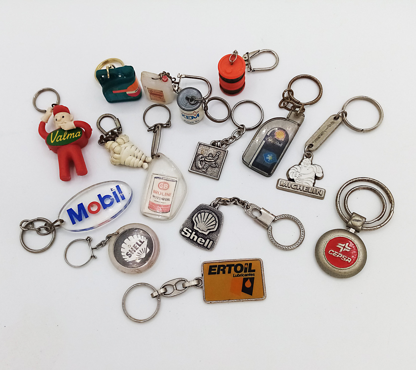 MyFrenchDiscoveries Rare Vintage Enamelled Metal Shell Motor Oil Keyring Made in France 1950s