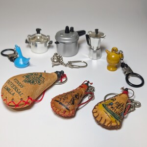 Vintage Schlüsselanhänger oder Feuerzeuge Auswahl von einem, Vintage Feuerzeuge, Vintage Sammlerstücke, Vintage Geschenk, Kuriositäten, Vintage Fundstücke, süßes Geschenk