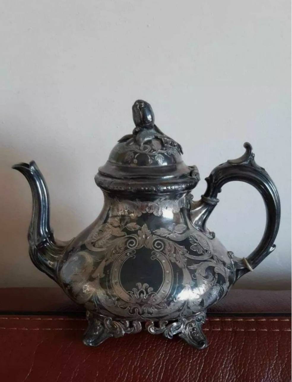 Théière Metal Argenté Poinçonnée et Signée Sheffield Shaw & Fisher.