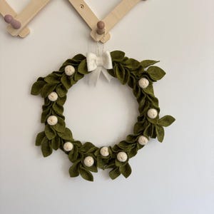 Handmade Felt Christmas Wreath with white Berries and Bow - Festive Holiday Wall Decor, christmas felted wreath, christmas leaves wreath