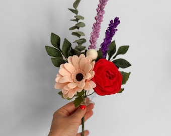 Ramo de flores de fieltro hecho a mano: Arreglo de rosas rojas, lavanda y gerberas