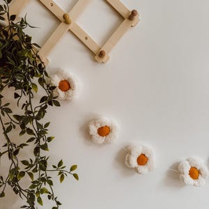 Ghirlanda di margherite fatta a mano - Decorazione da parete per cameretta dei bambini in stile boho, ghirlanda per sala giochi, ghirlanda di margherite, decorazioni per cameretta dei bambini, ghirlanda di fiori