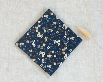 Tissu en coton motif fleurs ocre ou marine certifié oeko tex vendu au mètre