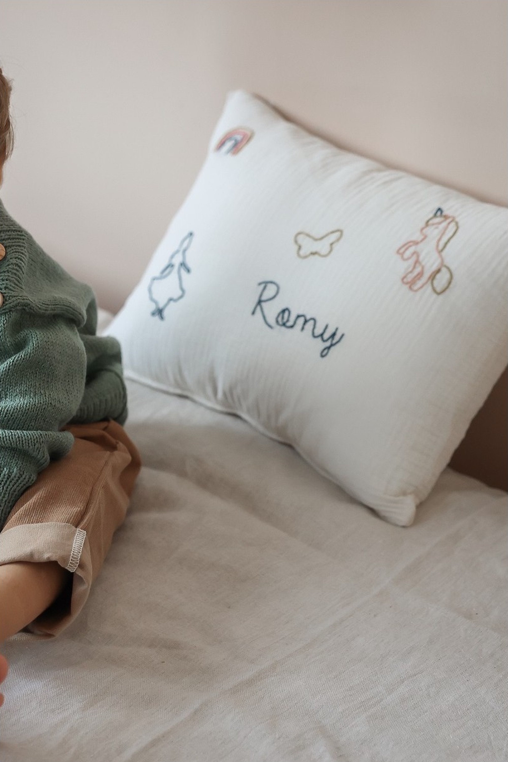 Le Coussin avec Pompons en Coton Certifié Oeko Tex