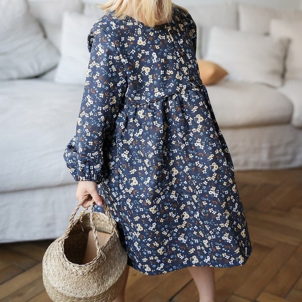 Das Baby- und Mädchenkleid zum Selbstnähen mit ockerfarbenem oder marineblauem Blumenmuster aus Baumwollpopeline