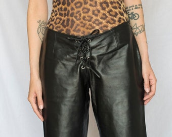 Pantalon évasé en cuir à lacets Y2K en noir