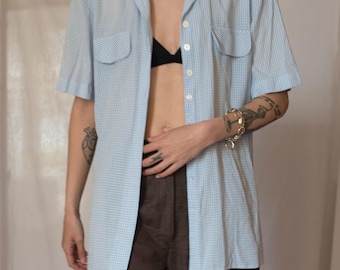 Camisa xadrez grande de manga curta Y2K em azul-bebê e branco