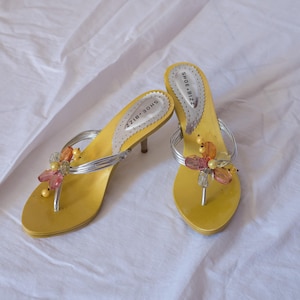 Sandales à talons aiguilles en bois de l'an 2000 avec fleur en plastique jaune