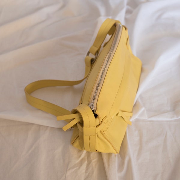 Bolso de hombro de cuero amarillo de los años 90