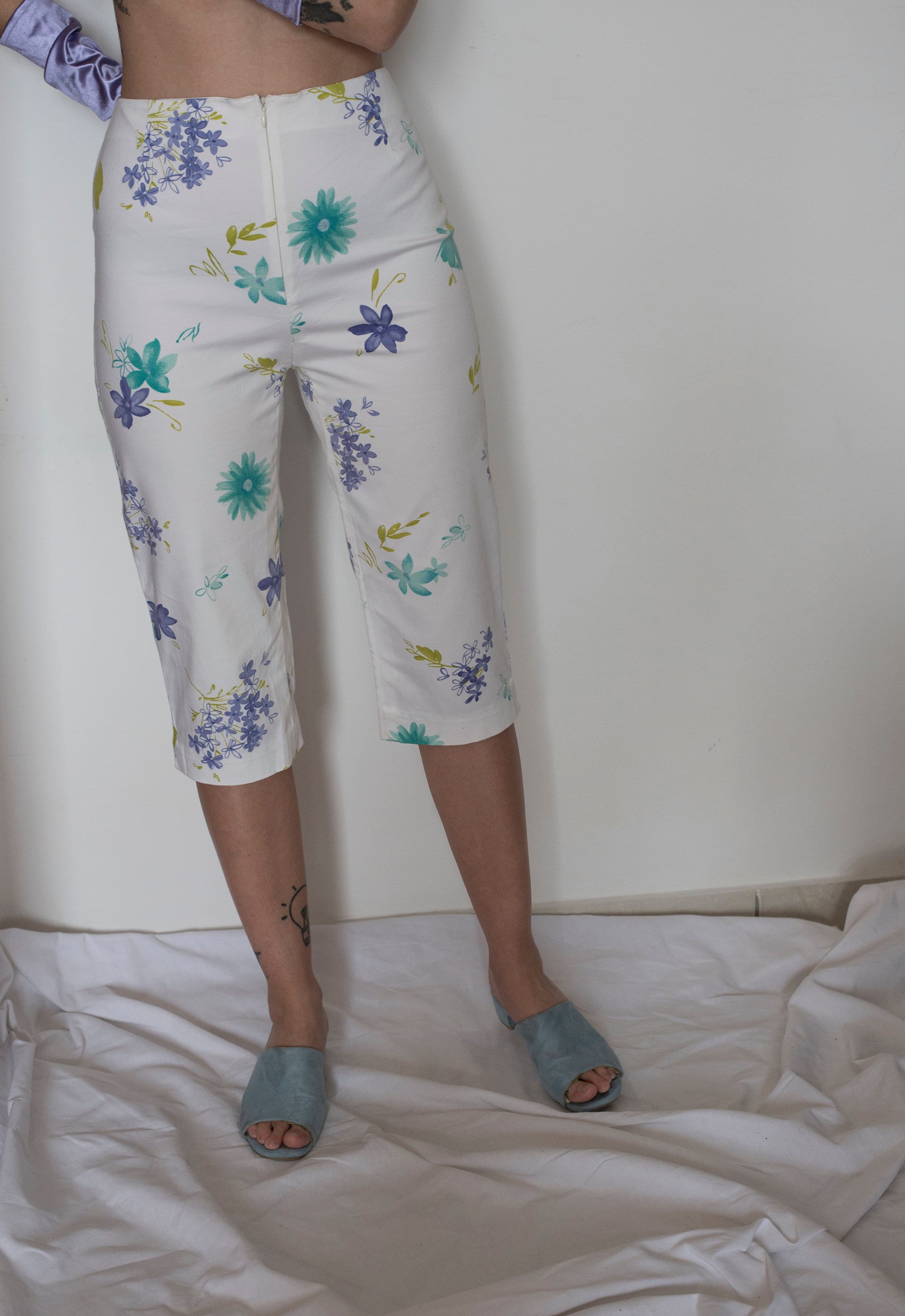 Cropped Capri Pants w/ Bell Flare White