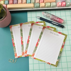 Peut inclure: Quatre listes de choses à faire sur le thème tropical avec le texte "Shit to Do" sur l'une des listes. Les listes ont un fond blanc avec des motifs floraux rouges et verts.