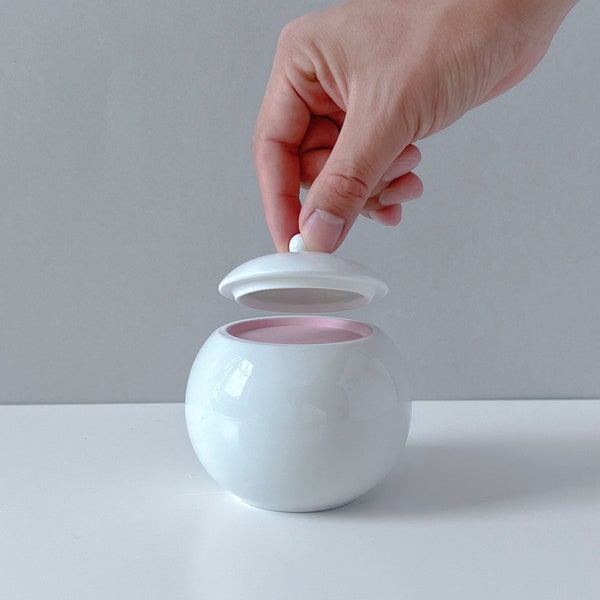 Handgemachte Keramik Dose | Porzellan Design Objekt Scherz Dose ohne Inhalt | Unikate Kunst Sammlung mit zwei Farben Weiß und Pink | 9,7 cm