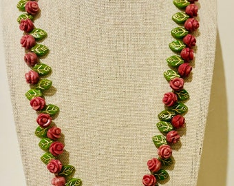 Authentique ensemble collier et boucles d'oreilles en rhodonite, roses et pierres précieuses taillées à la main.