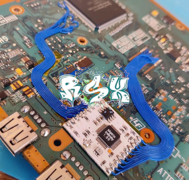 K&ouml;nnte beinhalten: Nahaufnahme einer Leiterplatte mit blauen Flachbandkabeln und einem kleinen wei&szlig;en Chip mit der Aufschrift "Matrix Infinity 1.99".