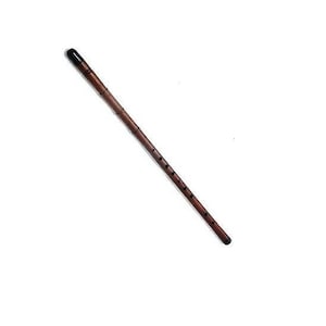 Könnte beinhalten: Eine braune Holzflöte mit einem schwarzen Mundstück und sechs Grifflöchern.