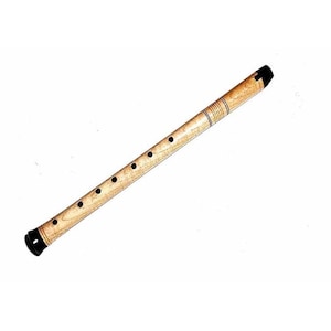 Puede incluir: Una flauta de madera con detalles negros y seis agujeros para los dedos. La flauta está hecha de madera marrón claro y tiene un patrón de veta natural.
