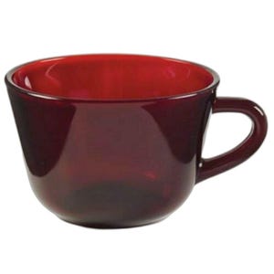 Puede incluir: Una taza de té de vidrio color burdeos con un asa a juego. El interior de la taza es de un rojo vibrante, que contrasta con el exterior más oscuro. La taza tiene una forma redondeada y un asa resistente, adecuada para bebidas calientes.