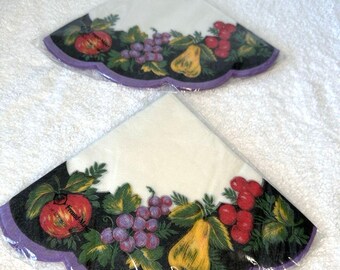 Servilletas de papel de arroz sedoso redondo con borde festoneado de 14" de la marca FREUND-MAYER Fancy Fruit, estilo vintage.