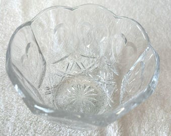 Zabytkowa misa Fifth Avenue Crystal Cherish Heart Bowl z 24% ołowiu