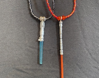 Collares de sables de luz azul y rojo