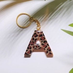 Chaveiro com letras estampadas de chita l Chaveiro de resina l Estampa de animal l Chaveiro com alfabeto personalizado l Presentes para ela l Presente de Páscoa