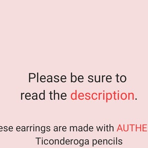 Puede incluir: Texto sobre un fondo rosa que dice: "Por favor, aseg&uacute;rese de leer la descripci&oacute;n. Estos pendientes est&aacute;n hechos con l&aacute;pices Ticonderoga AUT&Eacute;NTICOS."