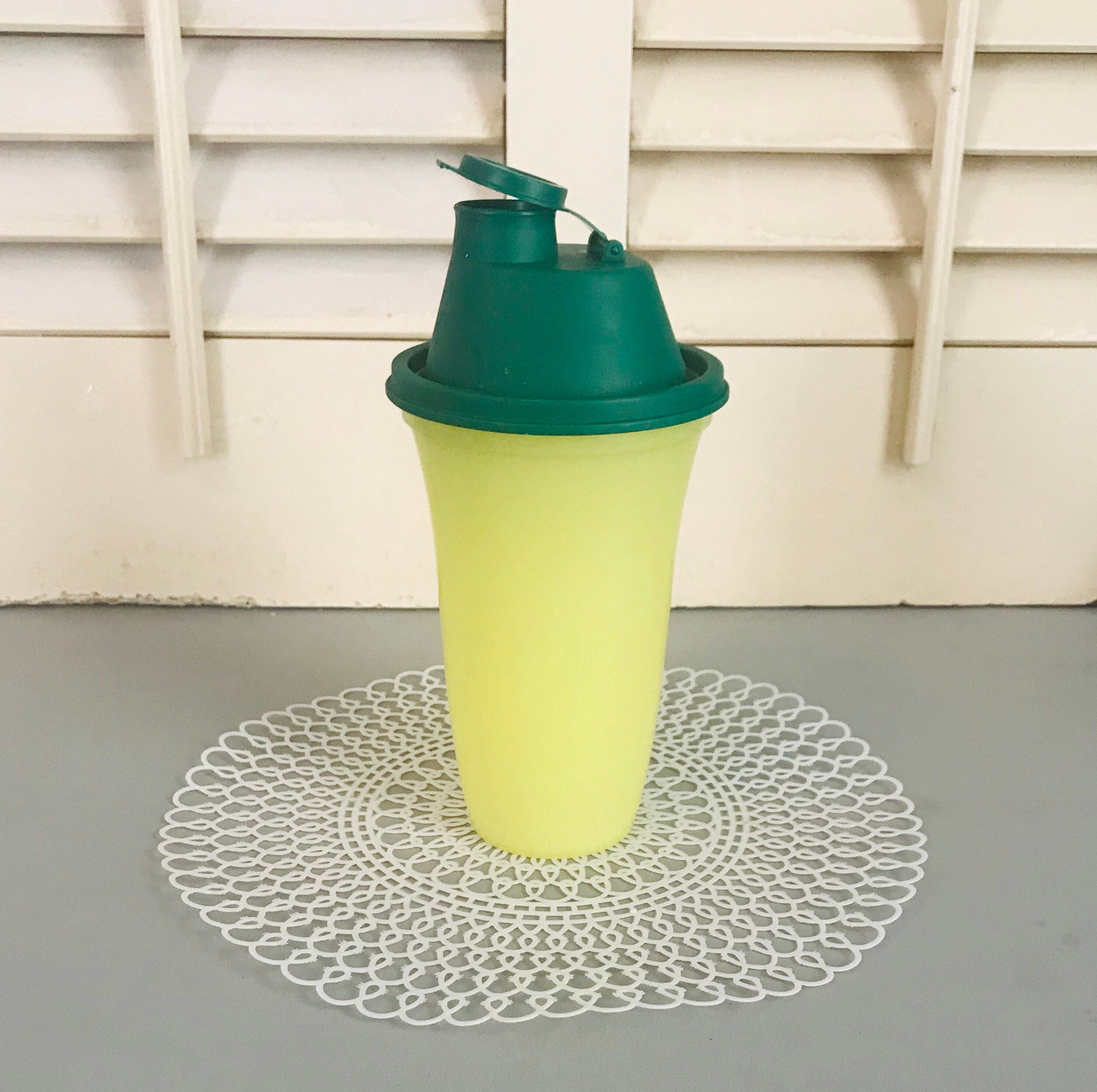 Vintage TUPPERWARE Quick Shake 16 oz Mixer Blender Gravy Shaker