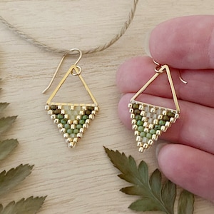 Boucles d'oreilles petites perles triangulaires vert fougère et dorées