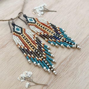 Orecchini con perline e frange dorate occidentali - Gioielli boho fatti a mano