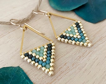 Petites boucles d'oreilles triangulaires bleu sarcelle et dorées