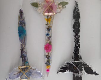Decoratieve dolken van hars met bloemen