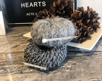 Coque com cabelo grisalho, penteado fácil com aplique.