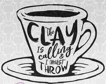 Könnte beinhalten: Schwarz-weiß-Illustration einer Kaffeetasse mit dem Text "The Clay is calling & I must throw" und dem Text "@crashingbirdcreations" unten.
