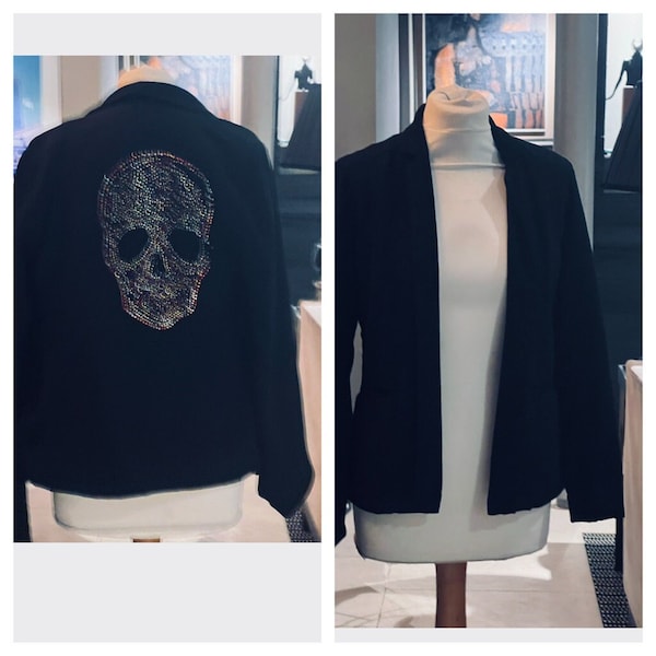 Blazer ouvert sur mesure noir avec tête de mort en strass multicolore taille 8