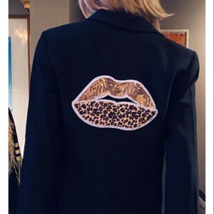 Chaqueta negra de un solo botón con labios dorados y estampado de leopardo y estrellas de leopardo, talla 10 del Reino Unido