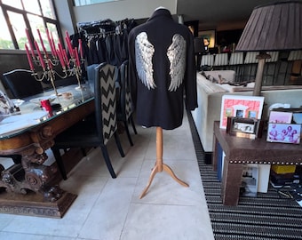 Chaqueta negra con alas de ángel, talla 10