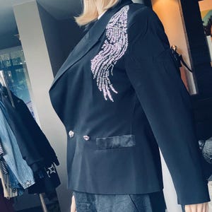 Giacca con finiture in raso nero e ali d'angelo con strass argentati, taglia UK 10